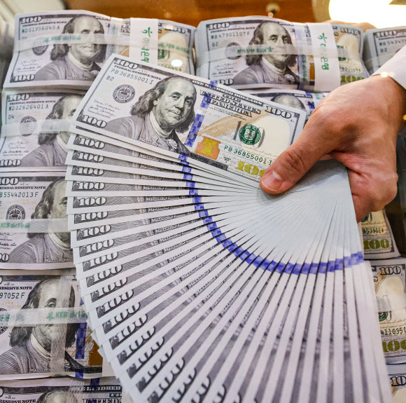 우리나라 외환보유액이 한 달 사이 4000만 달러 늘어 다시 사상 최대 기록을 세웠다. 한국은행이 6일 발표한 외환보유액 통계에 따르면 9월 말 기준 우리나라 외환보유액은 4639억7000만 달러로 집계됐다. 직전 최대 기록인 8월 말(4639억3000만달러)보다 4000만달러 증가했다.  사진은 6일 오전 서울 중구 하나은행 본점 외화 위변조대응센터 직원이 달러화를 정리하고 있는 모습. 2021.10.6  연합뉴스