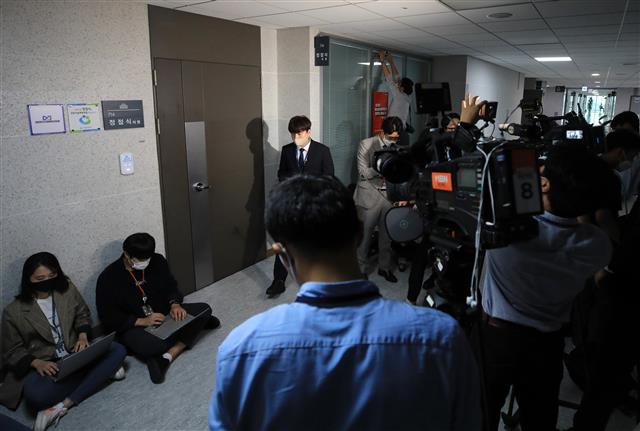 6일 오전 서울 여의도 국회의원회관에서 취재진이 고위공직자범죄수사처(공수처)가 압수수색중인 정점식 국민의힘 의원 사무실 앞에서 대기하고 있다. 2021.10.6 뉴스1