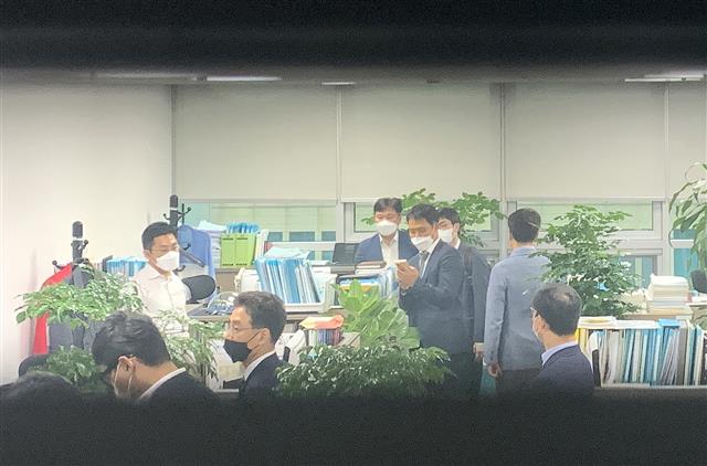 6일 오전 서울 여의도 국회의원회관에서 ‘고발사주 의혹’을 수사 중인 고위공직자범죄수사처(공수처) 수사관들이 정점식 국민의힘의원의 사무실을 압수수색하고 있다.  2021.10.6 뉴스1