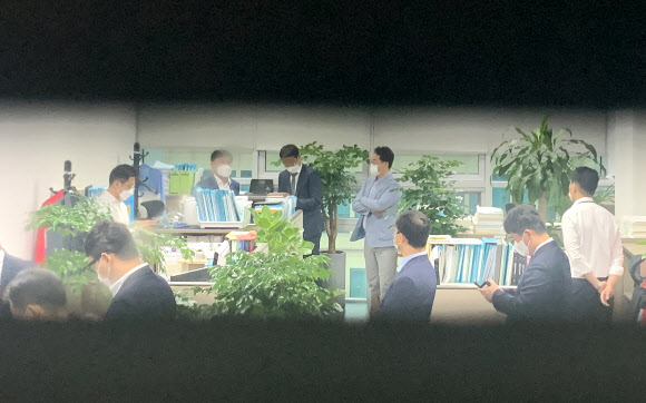 ‘고발사주 의혹’을 수사 중인 고위공직자범죄수사처(공수처) 수사관들이 6일 서울 여의도 국민의힘 정점식 의원 사무실을 압수수색 하고 있다. 2021.10.6  연합뉴스
