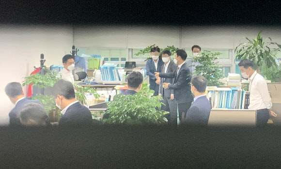 ‘고발사주 의혹’을 수사 중인 고위공직자범죄수사처(공수처) 수사관들이 6일 서울 여의도 국민의힘 정점식 의원 사무실을 압수수색 하고 있다. 2021.10.6  국회사진기자단