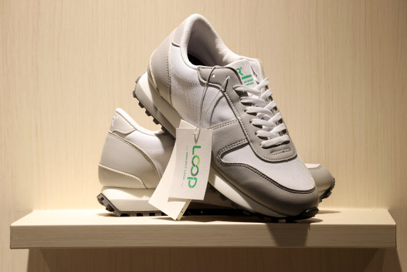 6일 서울 성동구 LAR 매장에서 직원이 폐페트병 소재로 만든 운동화를 선보이고 있다. 이 운동화는 롯데케미칼 주관으로 7개 업체가 참여한 플라스틱 자원선순환 프로젝트인 ‘프로젝트 루프’(Project LOOP)를 통해 제작된 제품으로, 신동빈 롯데그룹 회장이 평소 자주 신는 것으로 알려졌다. 2021.10.6  연합뉴스