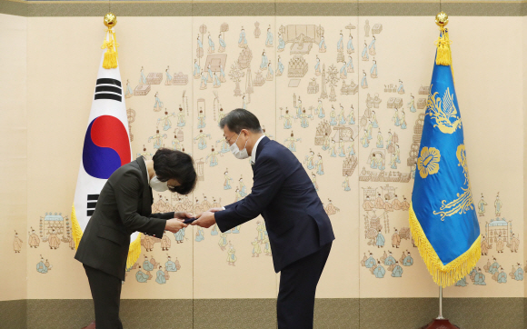문재인 대통령이 6일 오전 청와대 본관에서 오경미 신임 대법관에게 임명장을 수여하고 있다. 2021. 10. 6 도준석 기자 pado@seoul.co.kr