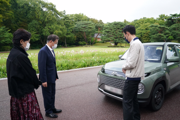 문재인 대통령 내외가 6일 청와대 경내에서 광주형 일자리에서 처음으로 생산한 경형SUV 캐스퍼를 탑승 하고 있다. 2021. 10. 6  도준석 기자 pado@seoul.co.kr
