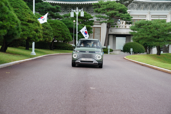 문재인 대통령 내외가 6일 청와대 경내에서 광주형 일자리에서 처음으로 생산한 경형SUV 캐스퍼를 탑승하고 있다. 2021. 10. 6  도준석 기자 pado@seoul.co.kr