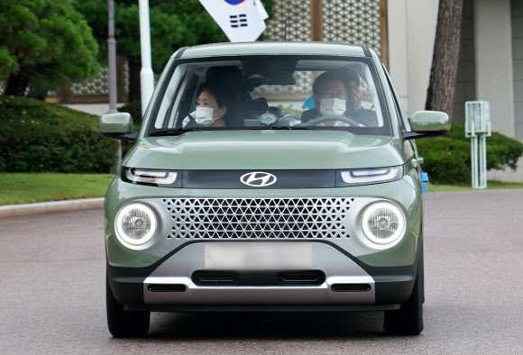 문재인 대통령 내외가 6일 청와대 경내에서 광주형 일자리에서 처음으로 생산한 경형 SUV 캐스퍼에 탑승해 시운전을 하고 있다.  도준석 기자 pado@seoul.co.kr