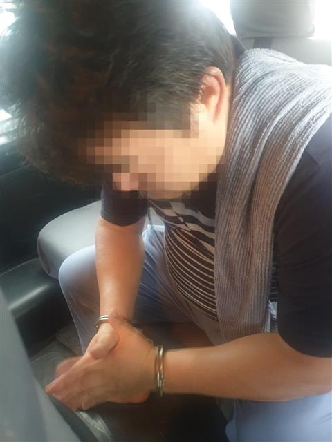 ‘김미영 팀장’을 사칭해 돈을 빼돌린 1세대 보이스피싱 총책 박모씨가 지난 4일 오후 3시 30분쯤 현지에서 검거됐을 당시 모습. 경찰청 제공