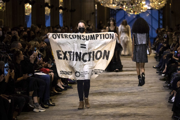 ‘과소비=멸종’ 루이비통 런웨이 시위