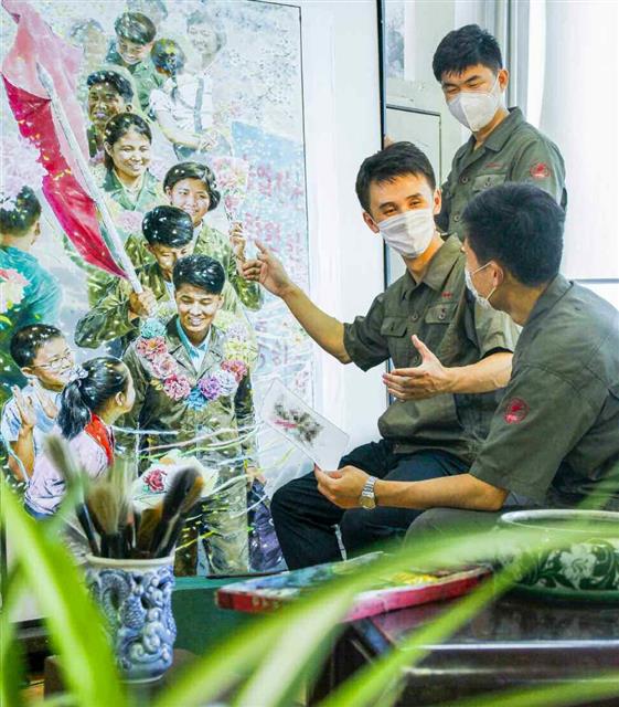 북한 노동당 기관지 노동신문은 7일 만수대창작사 화가들의 모습을 조명했다. 신문은 이들이 어렵고 힘들 곳으로 자원하는 청년들의 모습을 작품으로 그리고 있다고 전했다. 평양 노동신문 뉴스1