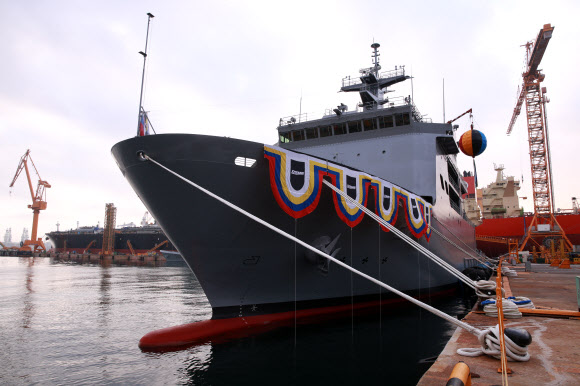 해군과 방위사업청이 7일 오후 경남 거제시 대우조선해양 옥포조선소에서 차기 잠수함구조함(ASR-Ⅱ, 5,600톤급)인‘강화도함’ 진수식을 거행한다고 밝혔다. 사진은 진수식을 앞두고 대우조선해양 옥포조선소에 정박 중인 강화도함. 2021.10.7  해군·방사청 제공
