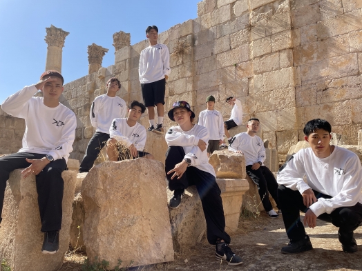 요르단에서 공연한 비보이 그룹 진조크루가 고대 로마 유적지인 제라쉬 중앙광장을 배경으로 기념촬영을 하고 있다.