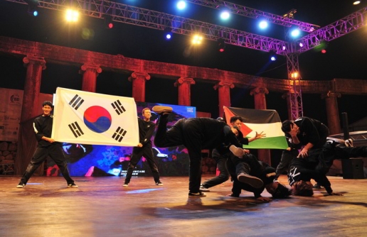비보이 그룹 진조크루가 1일(현지시간) 요르단에서 양국 국기를 펴고 특별공연을 펼치고 있다.