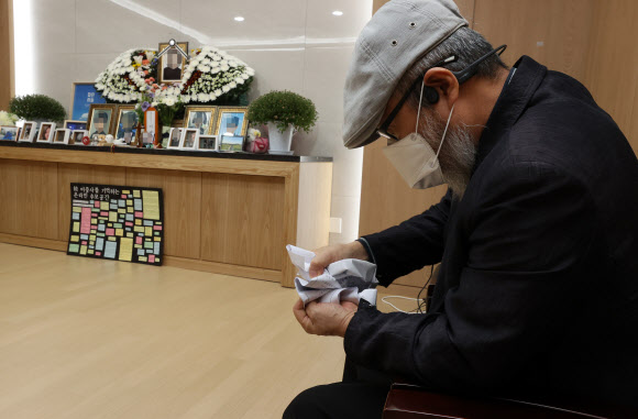 성추행 피해 신고 후 극단적 선택을 한 공군 고(故) 이 모 중사의 부친 A씨가 7일 오후 성남 국군수도병원 장례식장에 마련된 고(故) 이 중사 추모소에서 국방부의 최종수사 결과가 담긴 보도자료를 구기고 있다.  국방부는 15명을 기소하는 등 38명에 대한 문책을 예고했지만, 이 중사 사망에 책임론이 거셌던 부실 초동수사 담당자와 지휘부는 단 한 명도 기소되지 않았다.  이 중사의 부친 A씨는 이날 국방부 발표 직후 전화 인터뷰에서 “초동수사를 맡았던 사람 중 기소된 사람이 단 한 명도 없다”며 “대통령 말만 믿고 신뢰하며 지켜봤는데, (결과를 듣고) 피눈물이 난다”고 언성을 높였다. 2021.10.7  연합뉴스