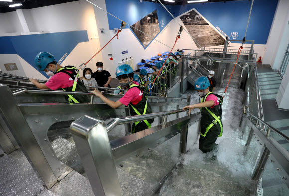 7일 오전 시범 운영에 돌입한 광주 빛고을국민안전체험관에서 초등학생들이 집중 호우시 대피 요령을 배우고 있다. 8개 체험구역에 23개 체험시설이 마련된 빛고을국민안전체험관은 오는 19일 정식 개관해 안전 체험 교육 서비스를 제공한다. 2021.10.7  연합뉴스