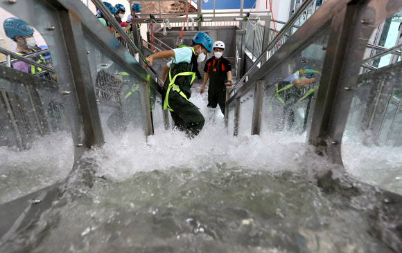 7일 오전 시범 운영에 돌입한 광주 빛고을국민안전체험관에서 초등학생들이 집중 호우시 대피 요령을 배우고 있다. 8개 체험구역에 23개 체험시설이 마련된 빛고을국민안전체험관은 오는 19일 정식 개관해 안전 체험 교육 서비스를 제공한다. 2021.10.7  연합뉴스
