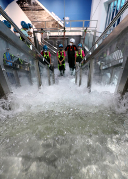 7일 오전 시범 운영에 돌입한 광주 빛고을국민안전체험관에서 초등학생들이 집중 호우시 대피 요령을 배우고 있다. 8개 체험구역에 23개 체험시설이 마련된 빛고을국민안전체험관은 오는 19일 정식 개관해 안전 체험 교육 서비스를 제공한다. 2021.10.7  연합뉴스