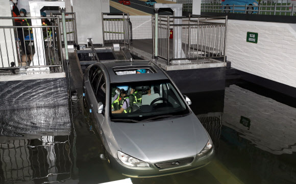 7일 오전 시범 운영에 돌입한 광주 빛고을국민안전체험관에서 초등학생들이 집중 호우시 대피 요령을 배우고 있다. 8개 체험구역에 23개 체험시설이 마련된 빛고을국민안전체험관은 오는 19일 정식 개관해 안전 체험 교육 서비스를 제공한다. 2021.10.7  연합뉴스