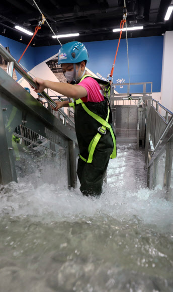 7일 오전 시범 운영에 돌입한 광주 빛고을국민안전체험관에서 초등학생들이 집중 호우시 대피 요령을 배우고 있다. 8개 체험구역에 23개 체험시설이 마련된 빛고을국민안전체험관은 오는 19일 정식 개관해 안전 체험 교육 서비스를 제공한다. 2021.10.7  연합뉴스