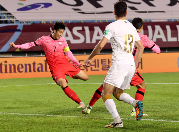 축구대표팀 스트라이커 손흥민이 7일 경기 안산 와~스타디음에서 열린 시리아와의 카타르월드컵 조별리그 A조 3차전에서 1-1로 팽팽하던 후반 44분 통렬한 결승 왼발 슈팅을 작렬시키고 있다. 손흥민의 A매치 필드골은 2019년 10월 스리랑카전 이후 처음이다. 연합뉴스