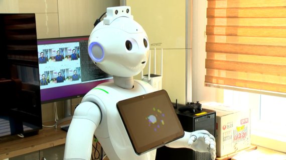 노인케어 인공지능 로봇에게 TV리모컨이 어디 있는지 물어보면 위치를 알려준다. 전자통신연구원 제공