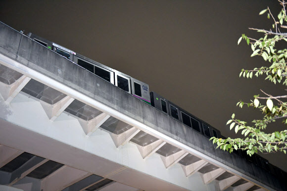 일본서 지진으로 탈선한 열차