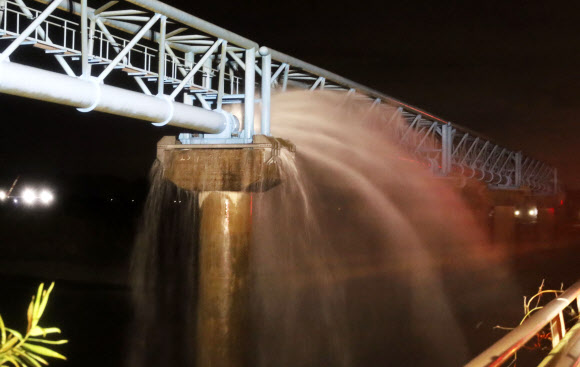 일본 지진으로 수도관 파열