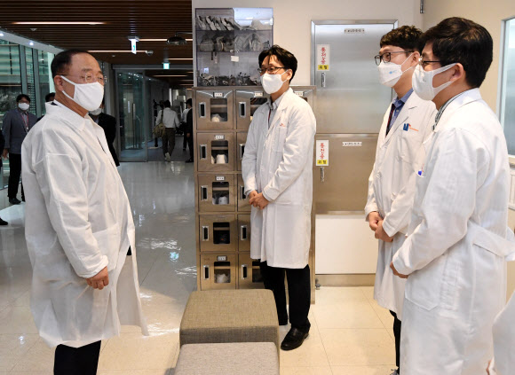 홍남기 부총리, 코로나19 백신개발 현장 방문