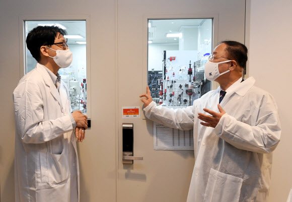 코로나19 백신개발 현장 찾은 홍남기 부총리