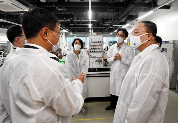 코로나19 백신개발 진행 점검하는 홍남기 부총리