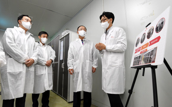 코로나19 백신개발 현장 찾은 홍남기 부총리
