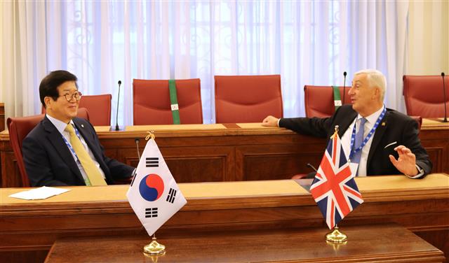 영국 하원의장과 양자회담 갖는 朴 의장