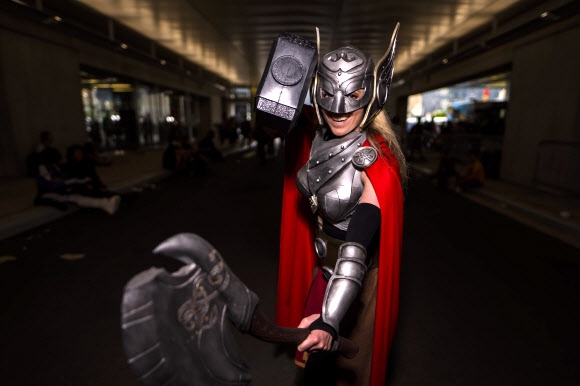 An attendee dressed as Thor poses during New York Comic Con at the Jacob K. Javits Convention Center on Friday, Oct. 8, 2021, in New York. (Photo by Charles Sykes/Invision/AP) 100721127339, 21334631, 32/2021-10-09 10:27:41/ <연합뉴스