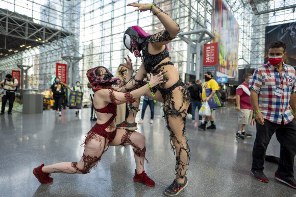 Costumed attendees mock fight during New York Comic Con at the Jacob K. Javits Convention Center on Friday, Oct. 8, 2021, in New York. (Photo by Charles Sykes/Invision/AP) 100721127339, 21334631, 32/2021-10-09 10:40:47/ <연합뉴스