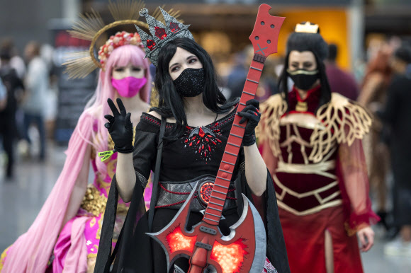 Costumed attendees walk the floor of the Jacob K. Javits Convention Center during New York Comic Con on Friday, Oct. 8, 2021, in New York. (Photo by Charles Sykes/Invision/AP) 100721127339, 21334631, 32/2021-10-09 10:40:44/ <연합뉴스