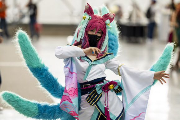 A costumed attendee poses during New York Comic Con at the Jacob K. Javits Convention Center on Friday, Oct. 8, 2021, in New York. (Photo by Charles Sykes/Invision/AP) 100721127339, 21334631, 32/2021-10-09 10:36:24/ <연합뉴스