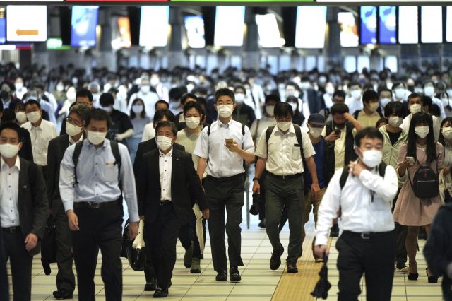 일본 수도 도쿄에서 1일 마스크를 쓴 직장인들이 출근 시간에 시나가와역 구내를 걷고 있다. 연합뉴스