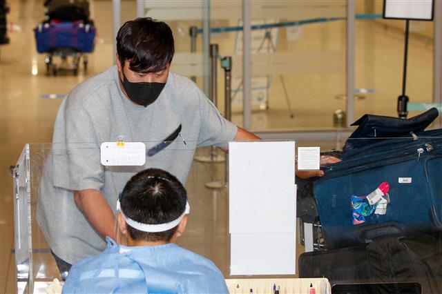 여권 보여주는 류현진