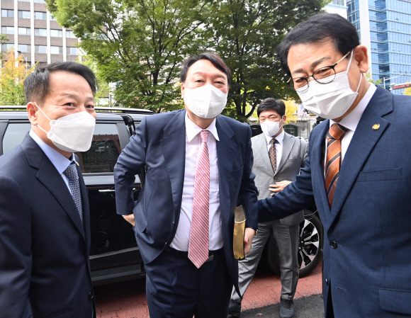 국민의힘 대권 주자인 윤석열 전 검찰총장이 10일 오전 서울 여의도 순복음교회 예배에 참석하기 전 관계자들과 인사를 나누고 있다.2021. 10. 10 김명국 선임기자 daunso@seoul.co.kr