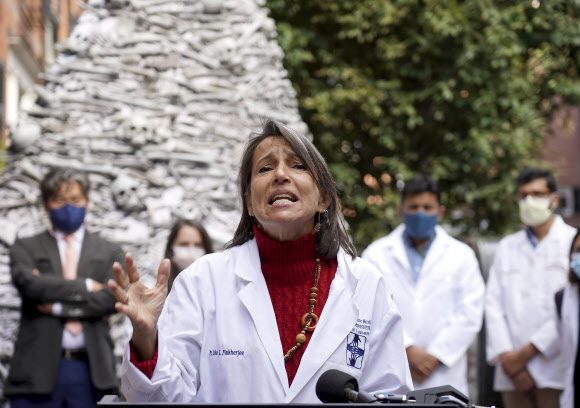 미국 의료진들이 지난달 29일(현지시간) 모더나 CEO인 스테판 방셀의 집 앞에서 백신 평등을 호소하고 있다. AP