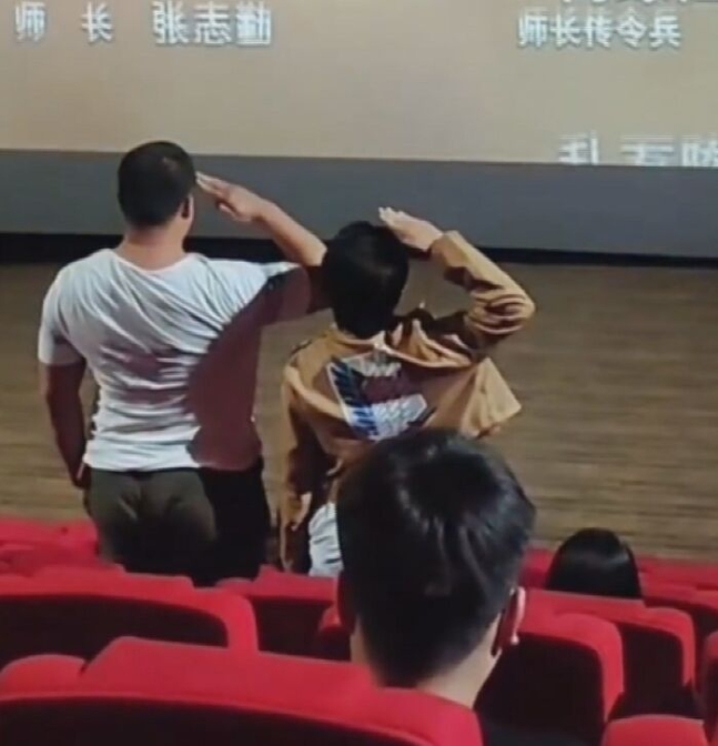 영화가 끝났는데도 자리를 뜨지 않고 거수경례를 하고 있는 중국인 관객