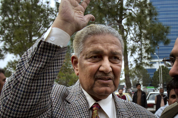 10일 85세를 일기로 세상을 떠난 파키스탄 핵개발의 아버지 압둘 카디르 칸이 파키스탄구국운동을 창당해 총선에 참여했던 2013년 2월 26일 이슬라마바드 유세 도중 지지자들을 향해 손을 흔들고 있다. AP 자료사진 연합뉴스 