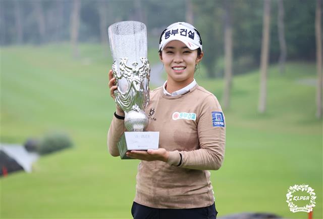 김수지가 10일 경기 여주 블루헤런 골프클럽에서 막을 내린 한국여자프로골프(KLPGA) 투어 하이트진로 챔피언십에서 우승한 뒤 트로피를 들고 환하게 웃고 있다. KLPGA 제공