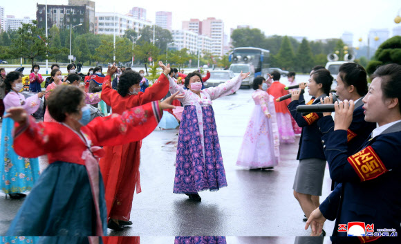 북한 각지서 당창건 76주년 경축