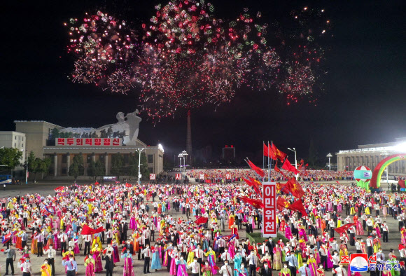 북한, 당창건일 ‘불꽃놀이ㆍ야회’로 경축
