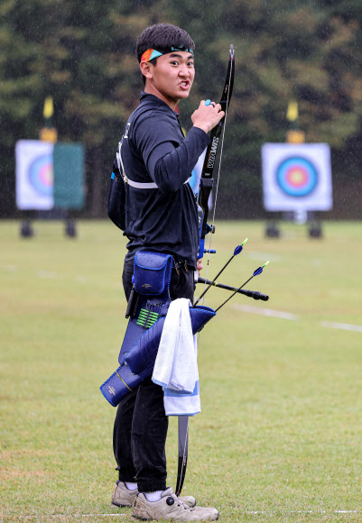 점수 확인하는 김제덕