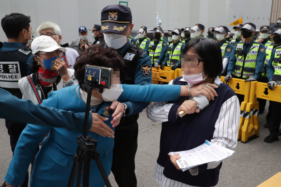 11일 오후, 이낙연 후보 지지자들이 대선 후보 경선 무표효 처리 이의제기 관련해 서울 여의도 더불어민주당사 앞에서 기자회견을 하는 가운데 이낙연 후보 지지자가 유튜브 방송을 하고 있는 이재명 후보 지지자(오른쪽)를 저지하고 있다. 2021.10.11  김명국 선임기자 daunso@seoul.co.kr