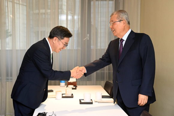 김동연(왼쪽) 전 경제부총리와 김종인 전 국민의힘 비상대책위원장이 12일 오전 서울 중구의 한 식당에서 조찬 회동에 앞서 악수를 하고 있다.2021. 10. 12 김명국 선임기자 daunso@seoul.co.kr