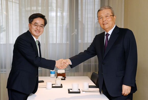 김동연(왼쪽) 전 경제부총리와 김종인 전 국민의힘 비상대책위원장이 12일 오전 서울 중구의 한 식당에서 조찬 회동에 앞서 악수를 하고 있다.2021. 10. 12 김명국 선임기자 daunso@seoul.co.kr