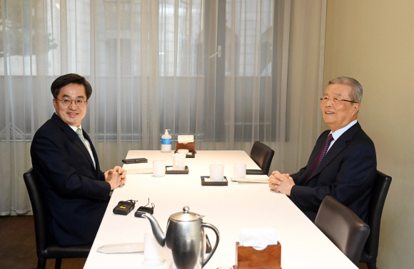 김동연(왼쪽) 전 경제부총리와 김종인 전 국민의힘 비상대책위원장이 12일 오전 서울 중구의 한 식당에서 조찬 회동을 갖고 있다.2021. 10. 12 김명국 선임기자 daunso@seoul.co.kr