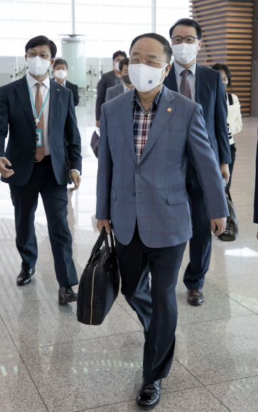 홍남기, G20 재무장관 및 IMFC 회의 참석차 출국